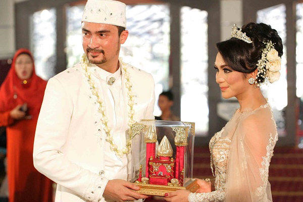 Percaya Mitos Reza Pahlevi-Astrilika Lintong Jalani Ritual Lepas Merpati