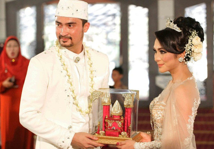 Percaya Mitos Reza Pahlevi-Astrilika Lintong Jalani Ritual Lepas Merpati