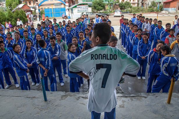 Ronaldo Beri Kejutan Pada Bocah Korban Gempa Nepal