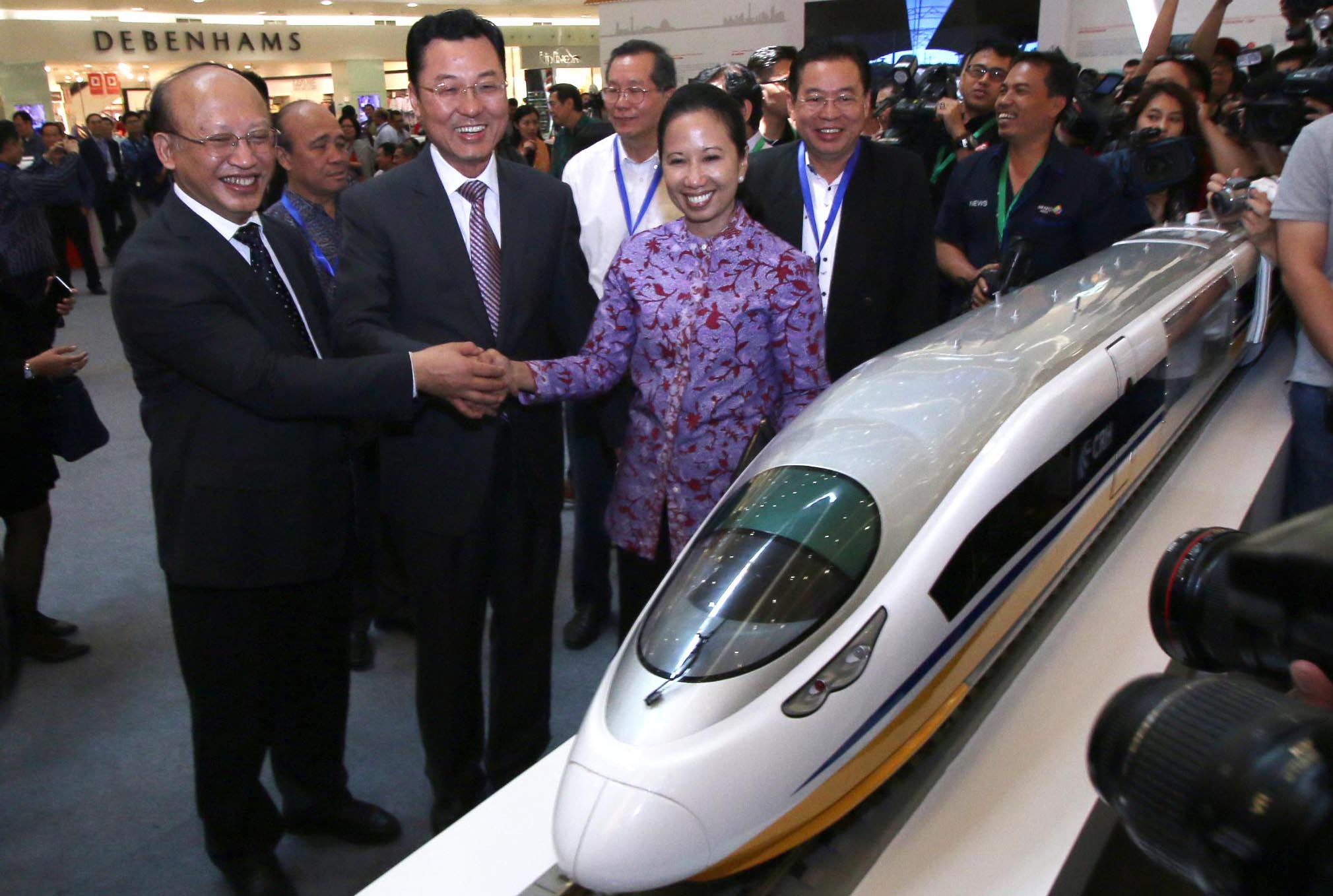 Menteri Rini Soemarno Emoh Negara Lain Ikut Proyek Kereta Cepat