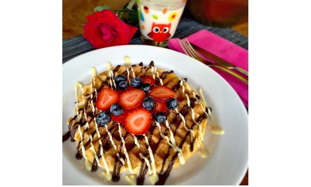 Waffle dengan Topping Buah dan Cokelat Cocok untuk Sarapan