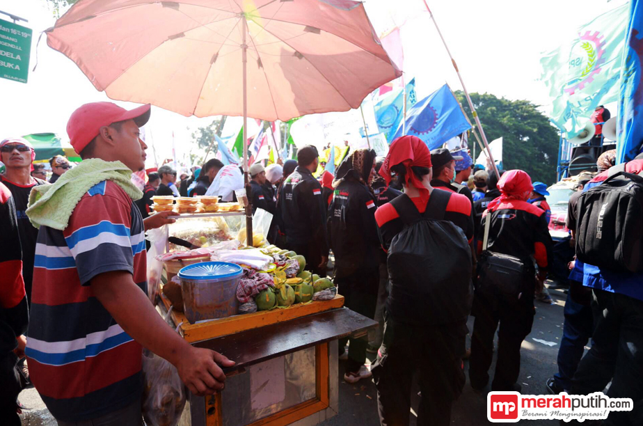 Demo 4 November, Berkah Buat Pedagang Kaki Lima