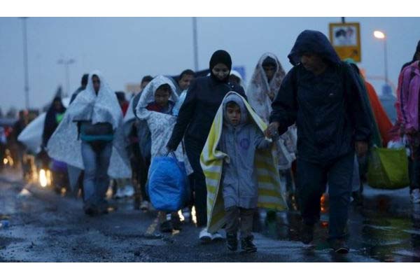 Imigran Suriah Asal Hungaria Berjalan Kaki untuk Jerman