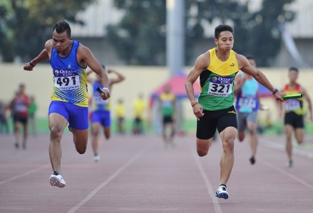 Suasana Final Para Atlet Lari Estafet di Stadion Rawamangun