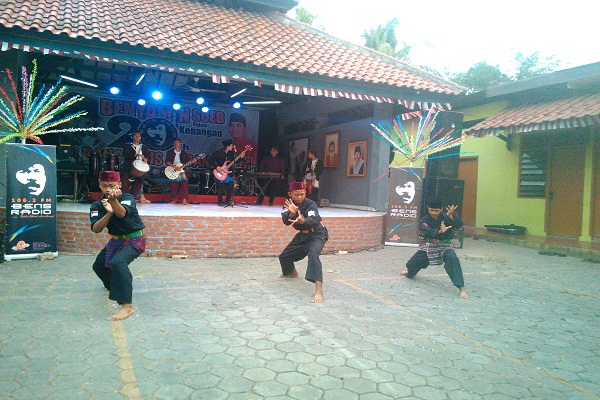 Band dari Bekasi Kolaborasikan Musik Band dengan Pencak Silat