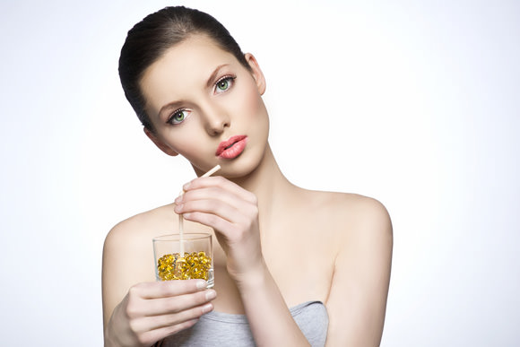 Benarkah Minum dengan Sedotan Bisa Bikin Area Bibir Keriput?