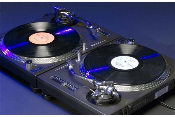 Panasonic Bangkitkan Turntable Legendaris Technics