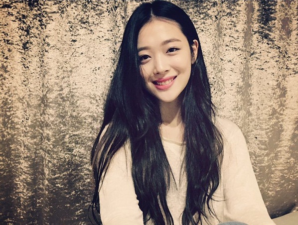 Resmi Bersolo Karier, Sulli Pamer Foto Mesra dengan Pacarnya