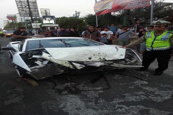 Kecelakaan dengan Motor, Lamborghini Ringsek