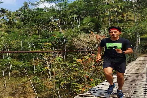 Ibnu Jamil Latih Bibit-Bibit Pemain Bola yang Fair Play