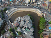Sejalur Surga Milik PKL di Kanal Banjir Timur 