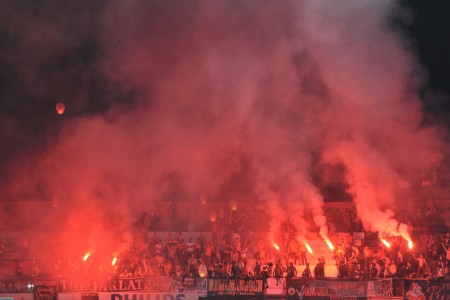 Suporter Bakar Kembang Api, Pertandingan Persija Vs Mitra Kukar Terganggu