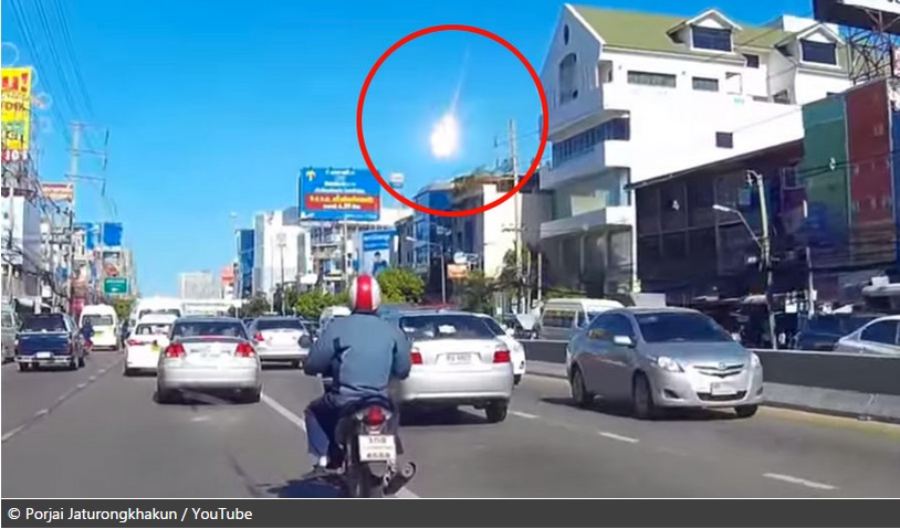 Bola Api Melintas di Langit Thailand