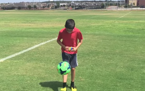 Fantastis! Video Seorang Bocah Juggling Bola Sambil Bermain Rubrik