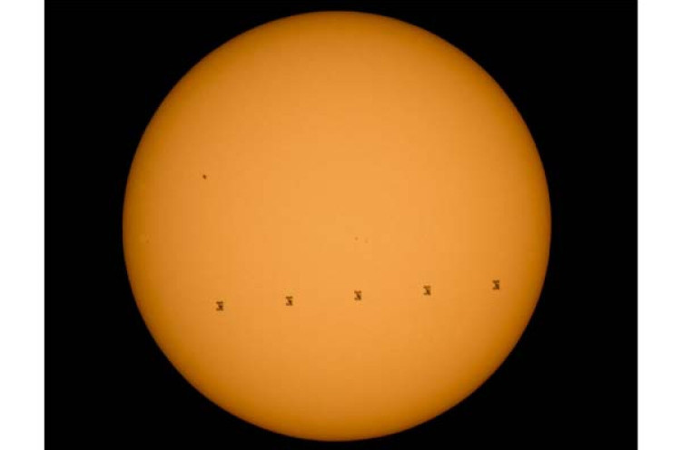 Potret Siluet ISS di Depan Matahari