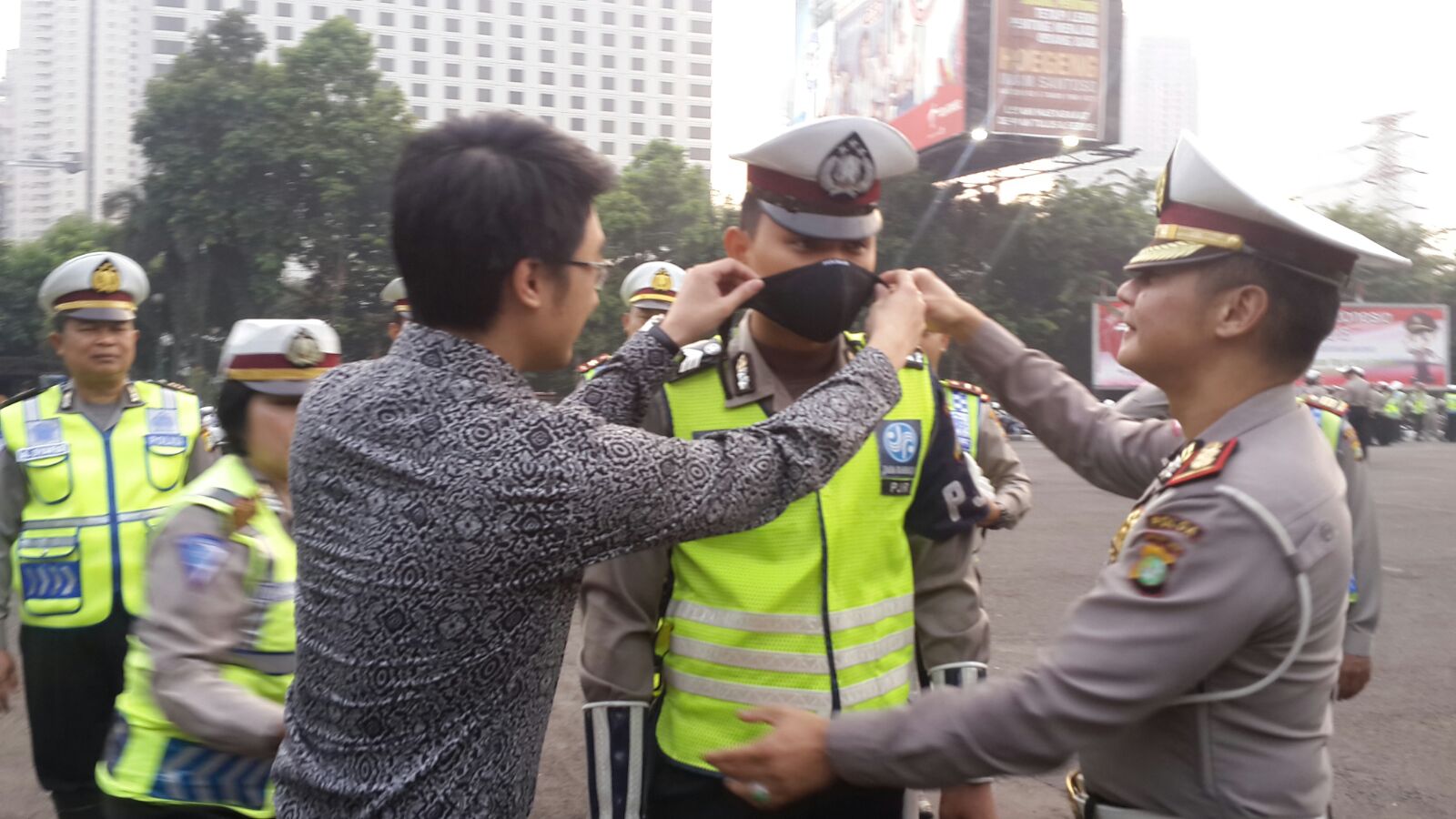 Ungkapan Terima Kasih, Warga Sumbang 200 Masker ke Polda Metro Jaya