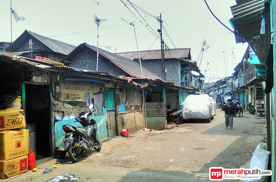 Cari Uang Jajan, Bocah Bukit Duri Mengais Puing Sisa Penggusuran