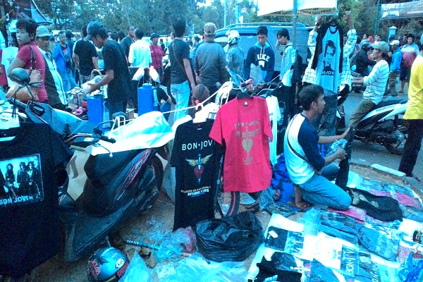 Pedagang Aksesori Raup Untung Hingga Rp4 Juta di Konser Bon Jovi
