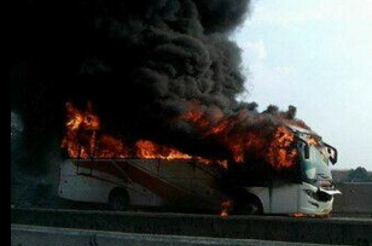Bus Terbakar di Cipularang Jadi Tontonan Pengendara 