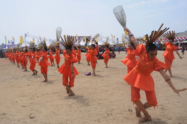Parade Budaya Sail Tomini 2015 di Sulawesi Penuh Warna-Warni