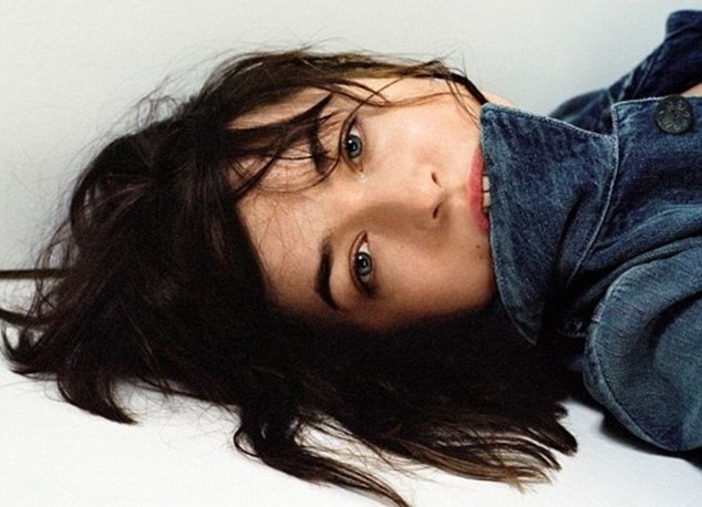 Dakota Johnson Tampil Topless untuk Majalah AnOther