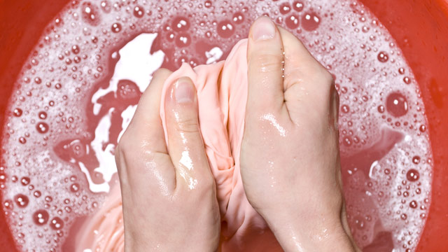 Cara Mudah Menghilangkan Noda Darah Menstruasi di Pakaian