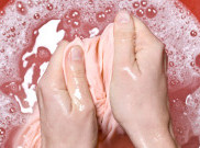 Cara Mudah Menghilangkan Noda Darah Menstruasi di Pakaian