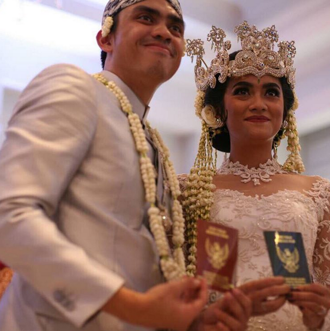 Pernikahan Putih Romantis Ayudia Bing Slamet