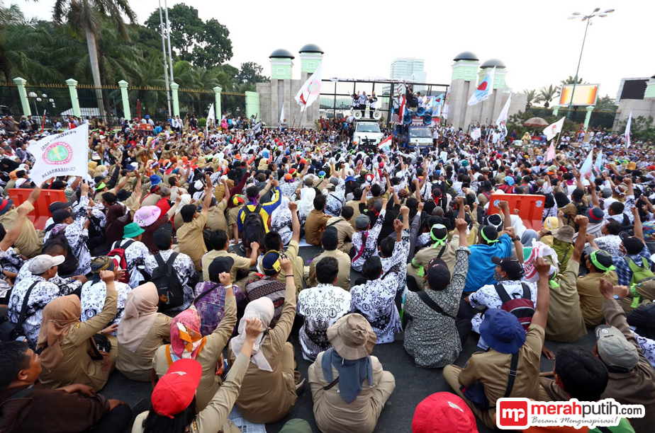 Nyanyikan Hymne Guru, Pedemo Guru Honorer Tak Kuasa Tahan Air Mata
