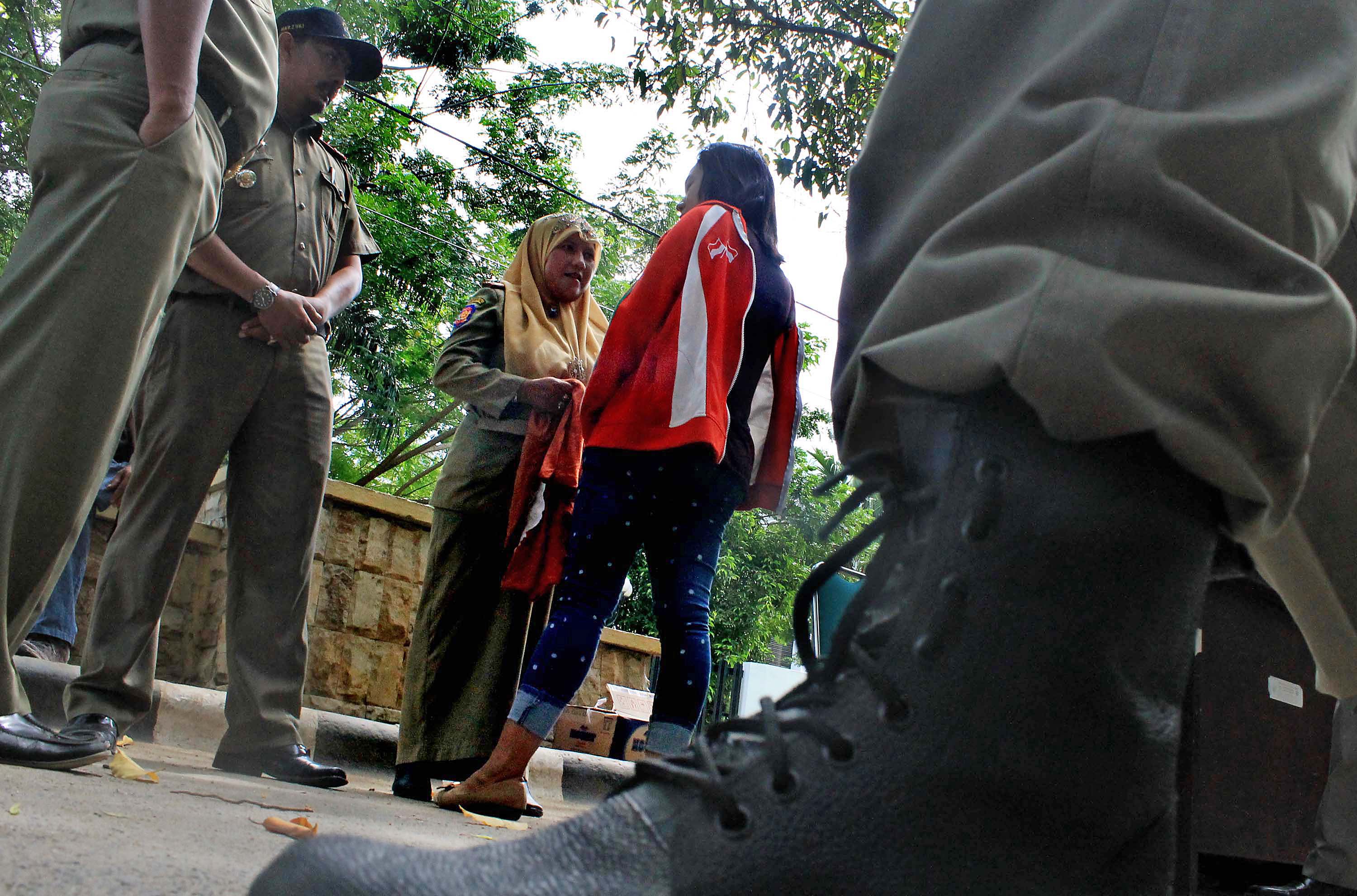 Tegakan Syariat Islam, Puluhan Wanita Terjaring Razia Celana Ketat