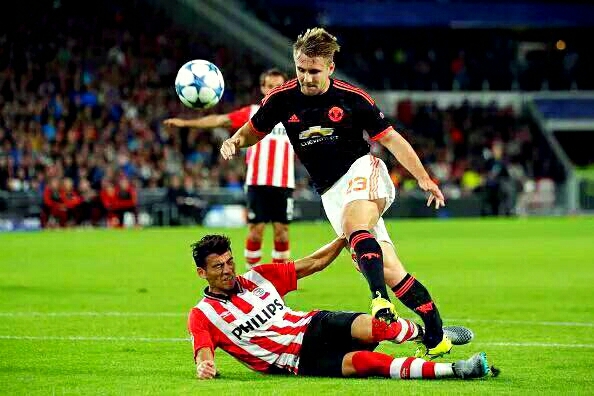 Tekel Keras Bek PSV Bikin Kaki Luke Shaw Patah