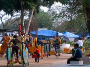 Taman Pedongkelan, Keceriaan anak-anak dan Aroma Hewan Kurban