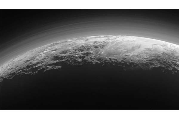 Permukaan Pluto Ternyata Berkabut