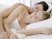 5 Manfaat Berpelukan di Tempat Tidur yang Jarang Diketahui