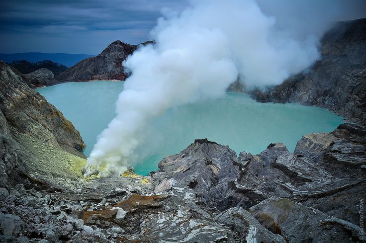 Wisata Alam Kawah Ijen Banyuwangi yang Memukau