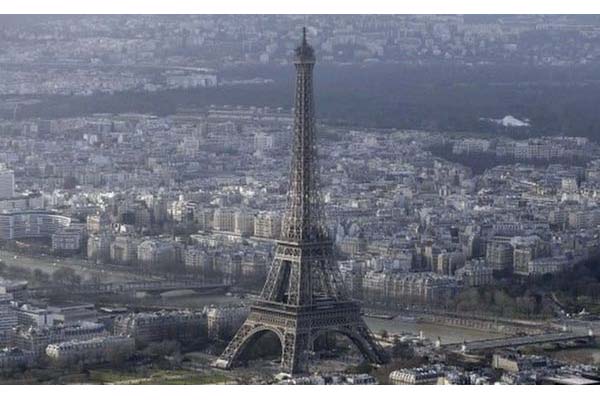 Menara Eiffel Ditutup karena Pria Beransel