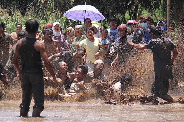 Mengenal Celot, Tradisi Mandi Lumpur Unik di Probolinggo