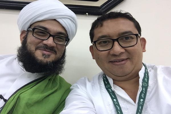 Enggak Ada Risiko, Fadli Zon Swafoto Bareng Ulama Mekkah
