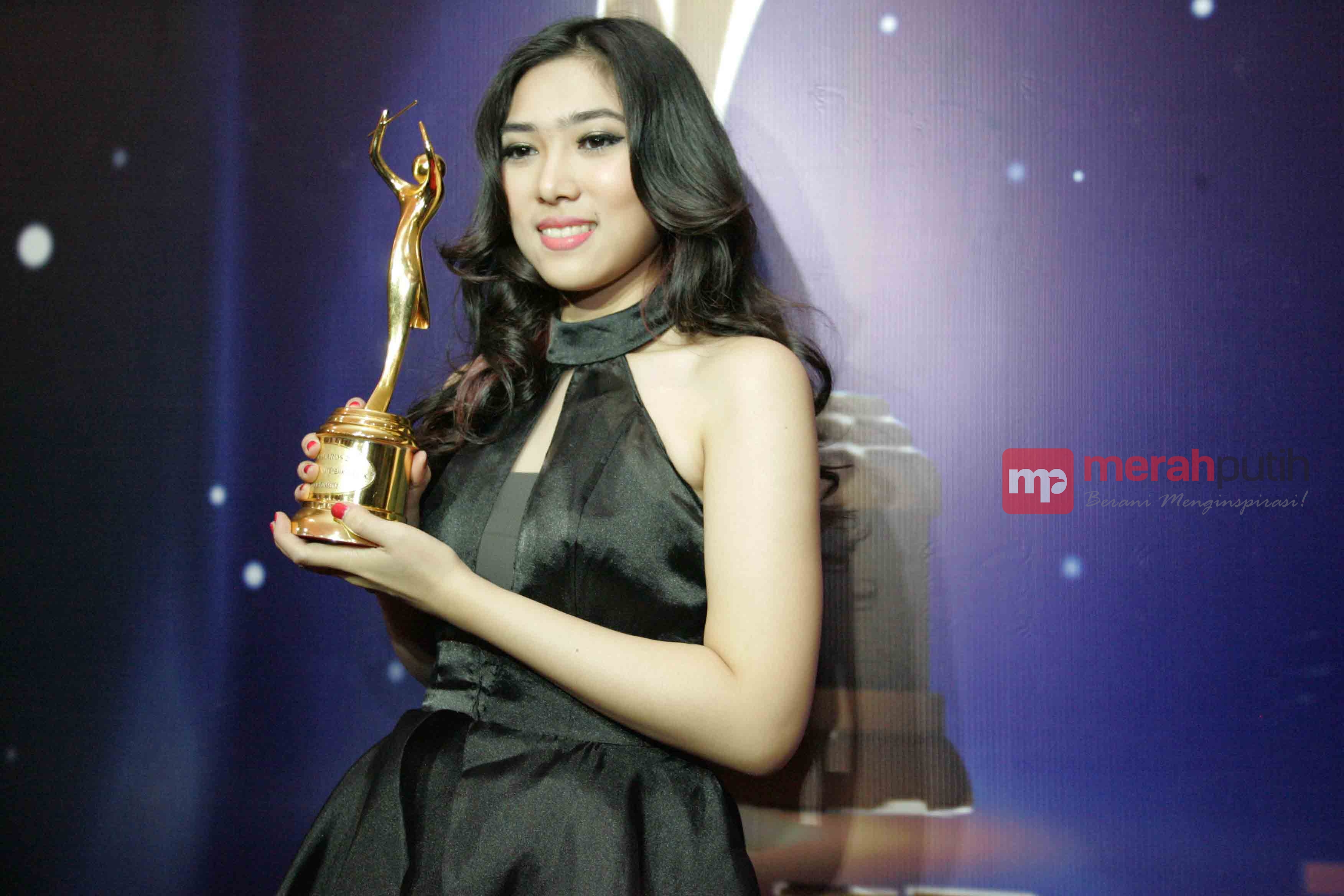 Cantiknya Isyana Sarasvati di Malam Penghargaan AMI Awards 2015