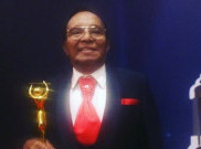 Bob Tutupoly Samber Penghargaan AMI Legend