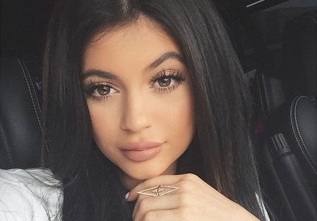 Kylie Jenner Berani Tampil Beda Tanpa Make Up