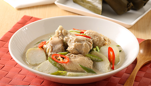 Lontong Ayam Masak Opor Sajian Spesial di Hari Raya Idul Adha