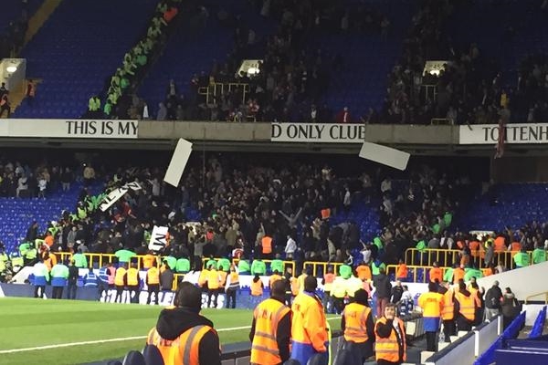 Fans Arsenal Berulah di Kandang Tottenham Hotspur