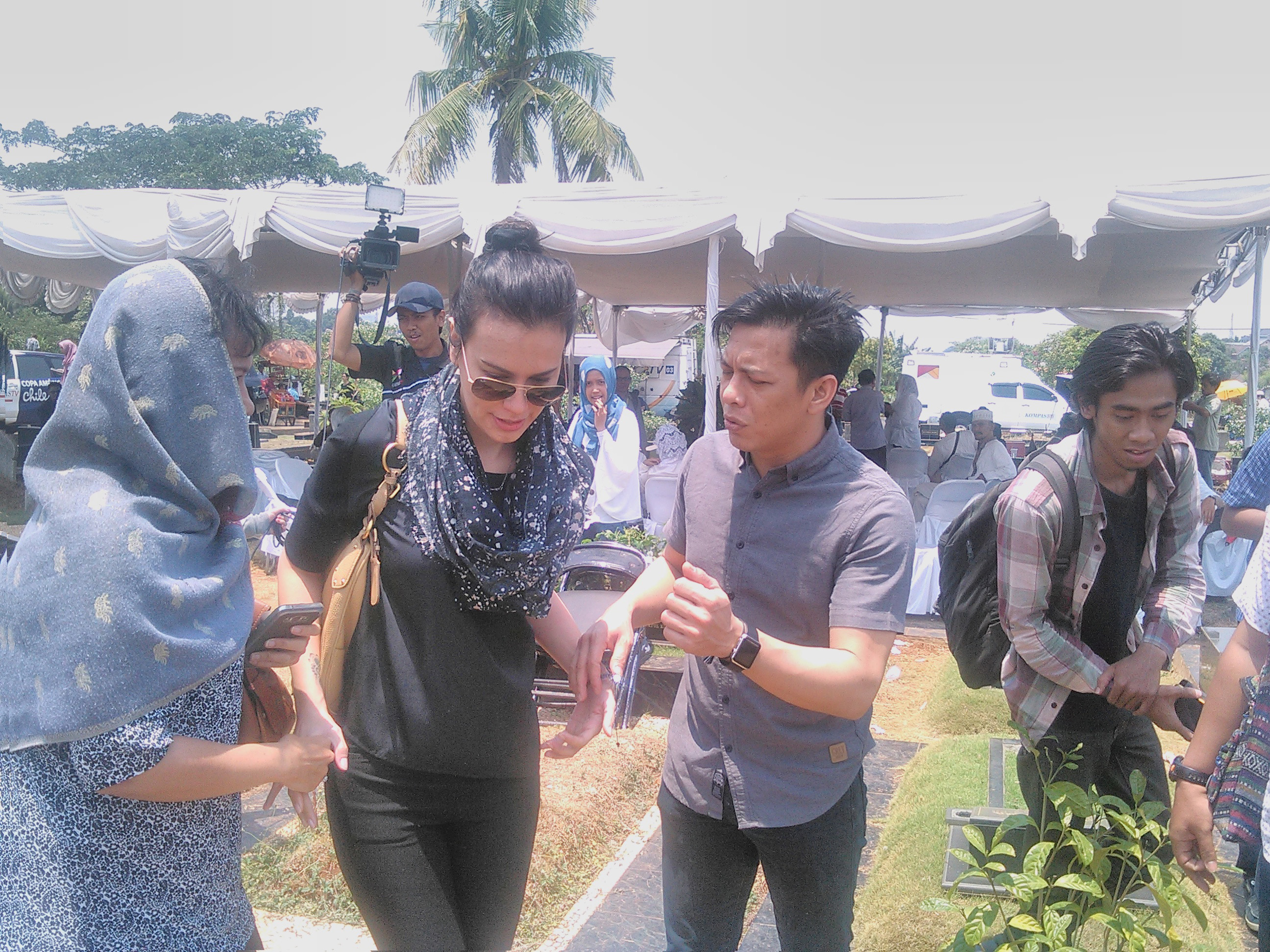 Ariel NOAH dan Sophia Latjuba Hadiri Pemakaman Adnan Buyung Nasution
