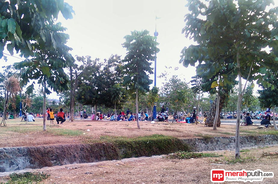 Jelang Malam Taman Kota Waduk Pluit Jadi Tempat Pacaran
