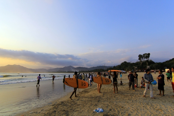 Destinasi Wisata Pantai Pulau Merah