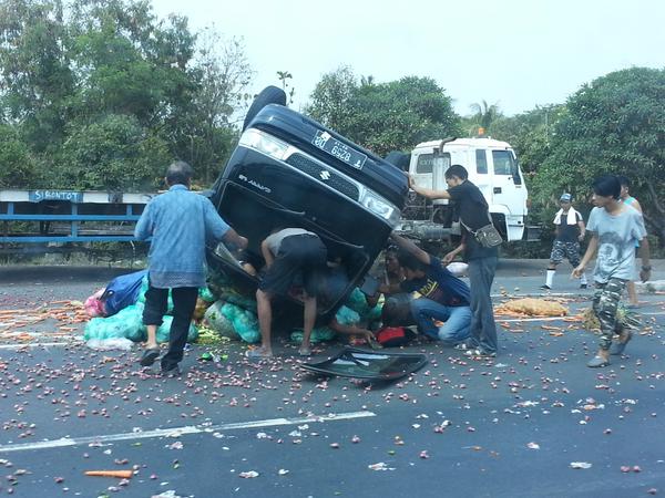 Mobil Sayur Terguling di Tol Cibitung, Pengemudi Tergencet