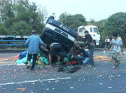 Mobil Sayur Terguling di Tol Cibitung, Pengemudi Tergencet