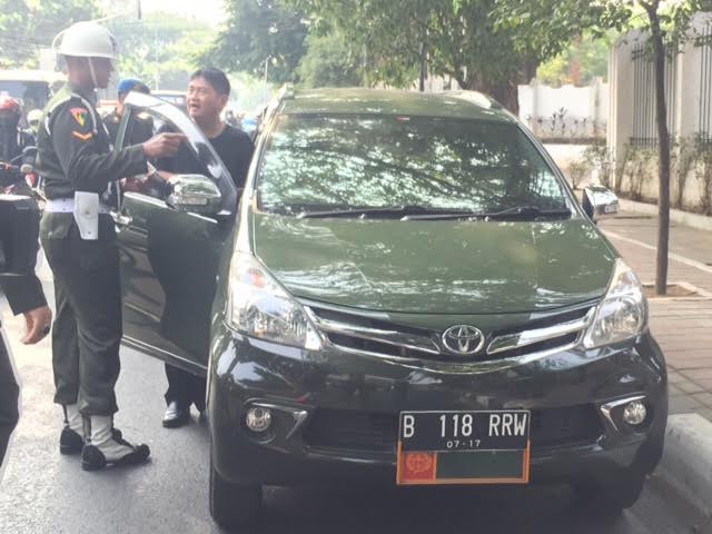 Pomdam Jaya Razia Kendaraan Beratribut TNI 