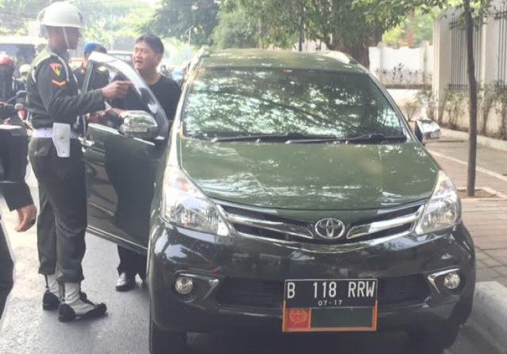 Pomdam Jaya Razia Kendaraan Beratribut TNI 